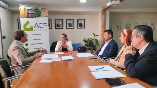 La candidata de Ciudadanos a la Alcaldía de Granada, Concha Insúa, se ha reunido este martes con la Asociación de Constructores y Promotores (CS)