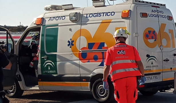 Sanitario del EPES 061 durante una intervención. (EMERGENCIAS 112 ANDALUCÍA)