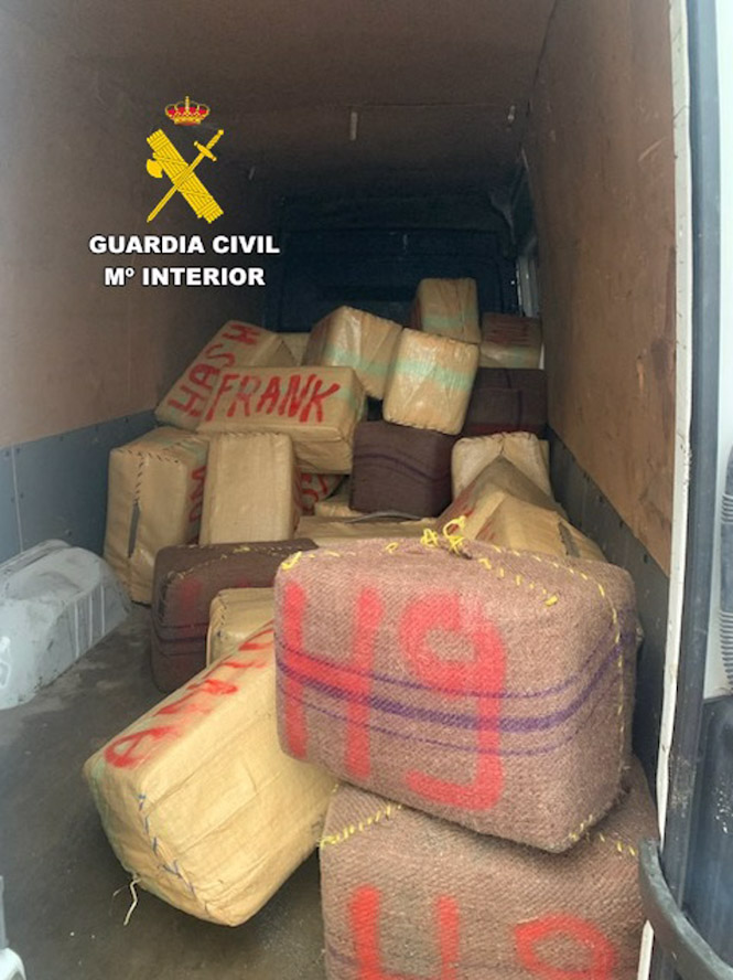 Fardos de hachís intervenidos por la Guardia Civil. (GUARDIA CIVIL)