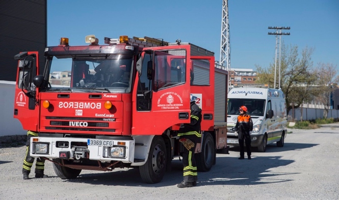 Camión de Bomberos de Granada y ambulancia (EMERGENCIAS 112 ANDALUCÍA) 