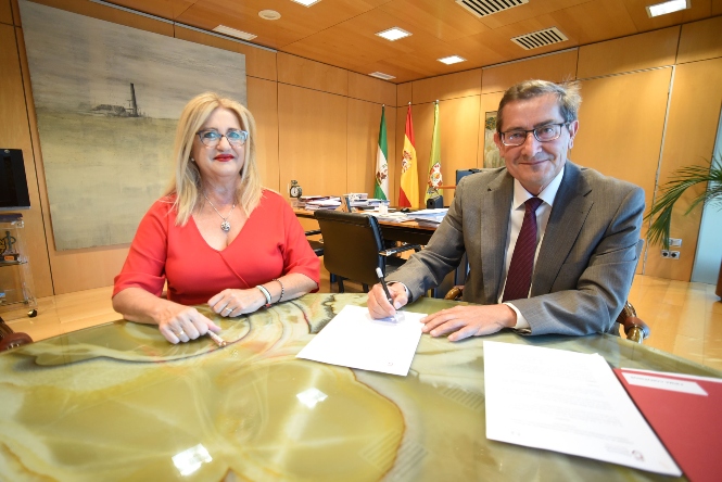Imagen de la firma del convenio (R. MARTÍNEZ / DIPGRA)