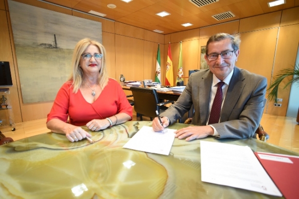 Imagen de la firma del convenio (R. MARTÍNEZ / DIPGRA)