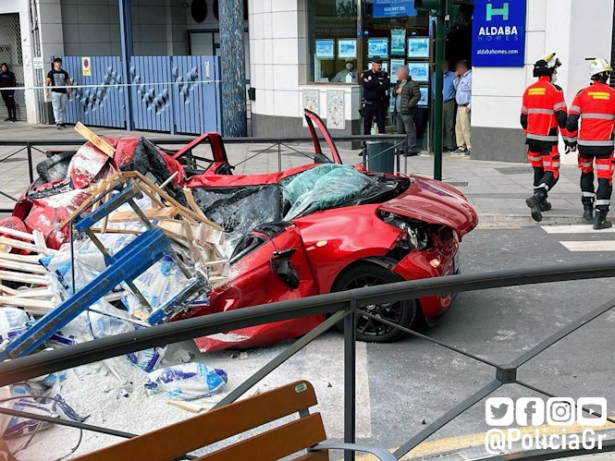 Estado en que quedó el coche (POLICÍA LOCAL DE GRANADA)