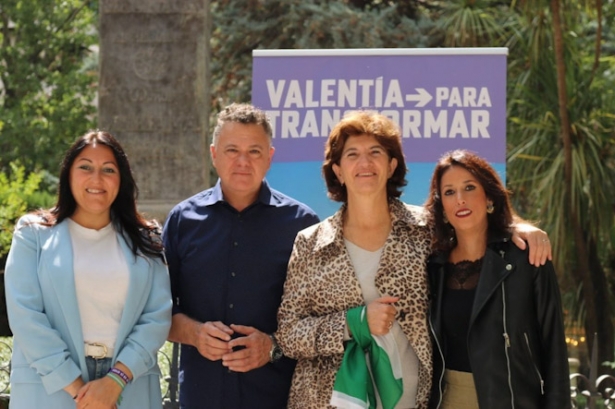 Acto de Elisa Cabreriza, segunda por la derecha en la imagen, con dirigentes de Podemos en la Plaza Mariana Pineda (PODEMOS-AV) Acto de Elisa Cabreriza, segunda por la derecha en la imagen, con dirigentes de Podemos en la Plaza Mariana Pineda (PODEMOS-AV)