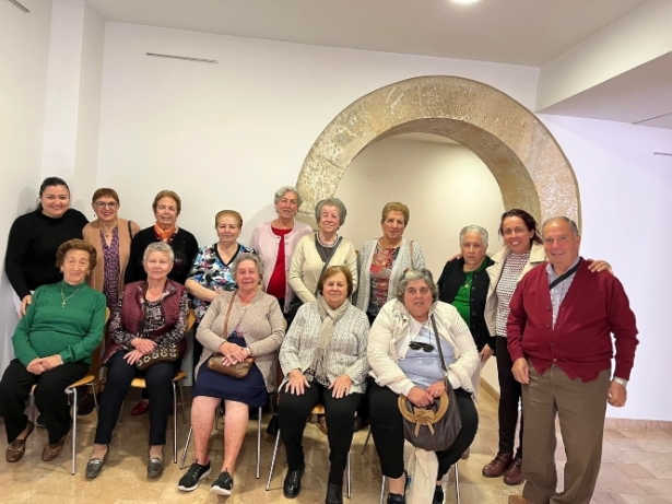 Las alumnas del curso con la encargada de impartirlo. (AYTO. MONTEFRIO) Las alumnas del curso con la encargada de impartirlo. (AYTO. MONTEFRIO)