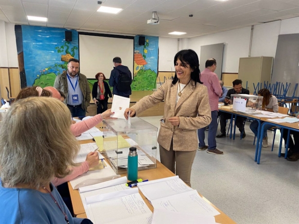 La subdelegada, Inmaculada López Calahorro, ejerciendo su derecho al voto en el CEIP Inmaculada del Triunfo en, Granada. (SUBDELEGACIÓN DEL GOBIERNO EN GRANADA)