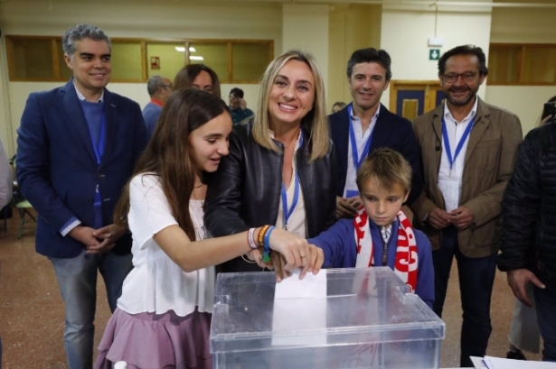 La candidata del PP a la Alcaldía de Granada, Marifrán Carazo, ha votado en el IES Cervantes (PP)