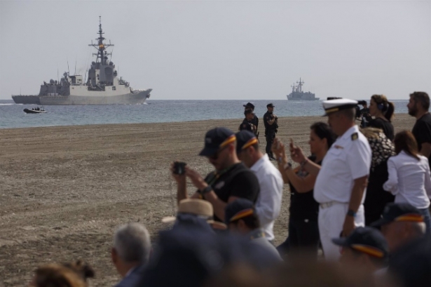 Su Majestad el Rey Felipe VI asiste a los actos con motivo del Día de la Fuerzas Armadas en la ciudad de Motril, donde preside la revista aeronaval a bordo del buque de acción marítima `Furor’ en Motril (ALEX CÁMARA) 