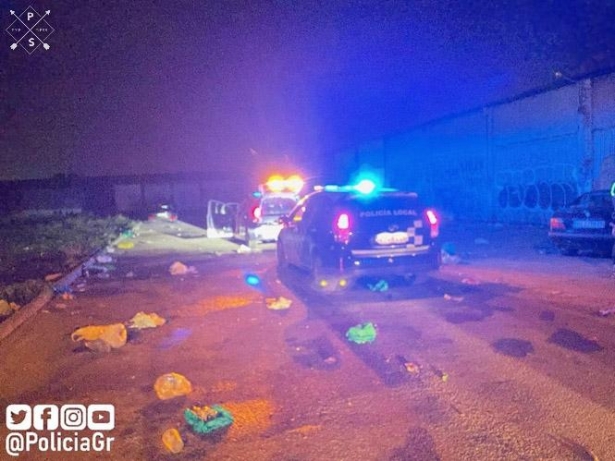 La Policía Local de Granada, en el momento de desalojar una botellona con cerca de 300 personas en las inmediaciones del barrio de Bobadilla (POLICIA LOCAL DE GRANADA)
