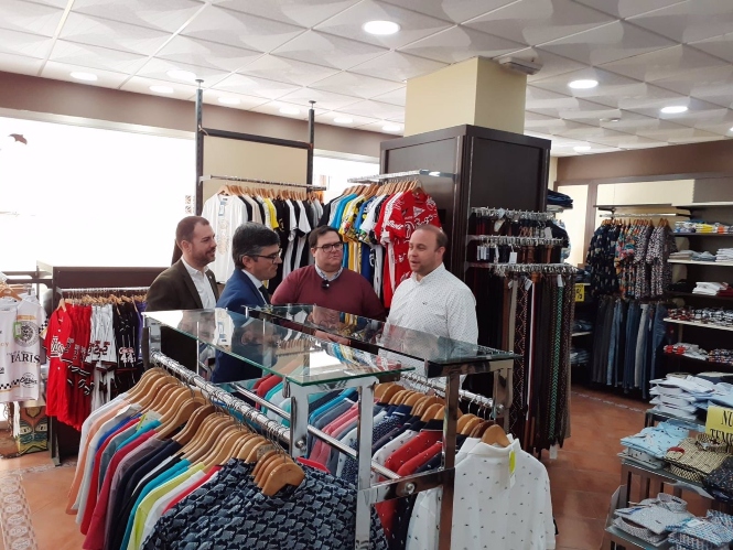 El delegado de Empleo de la Junta en Granada, Javier Martín, durante la visita a un comercio de ropa de Almuñécar (JUNTA)