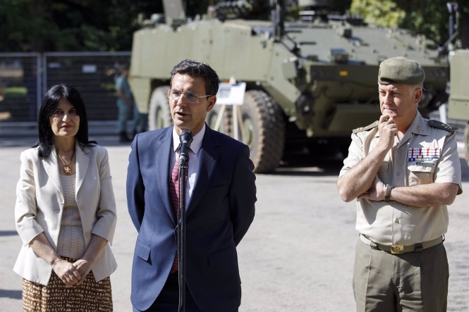 El alcalde de Granada en funciones, Francisco Cuenca, con el jefe del Mando de Adiestramiento y Doctrina del Ejército de Tierra, José Manuel de la Esperanza y Martín-Pinillos (ÁLEX CÁMARA / EUROPA PRESS)