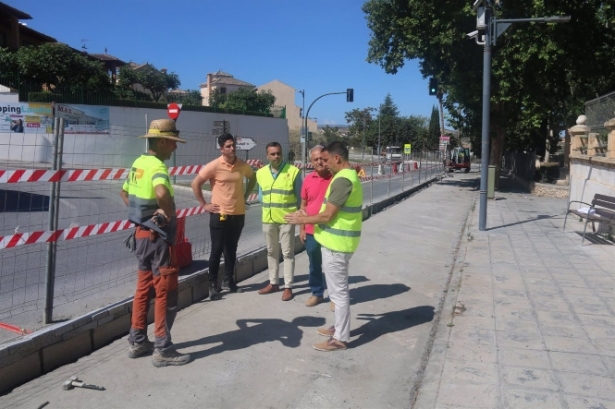 Francisco Rodríguez, tercero por la izquierda en la imagen, en una visita como alcalde en funciones de Alhendín (AYUNTAMIENTO)