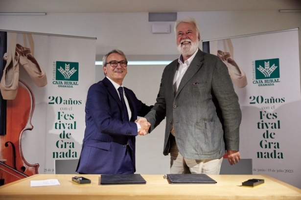 El presidente de Caja Rural Granada, Antonio León y el director del Festival, Antonio Moral (CAJA RURAL) El presidente de Caja Rural Granada, Antonio León y el director del Festival, Antonio Moral (CAJA RURAL)