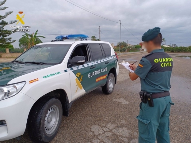 Agente de la Guardia Civil junto a un vehículo. Archivo. (OPC)