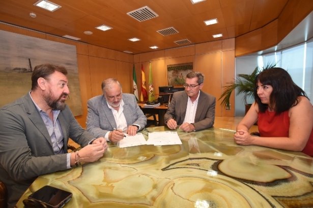 Firma del convenio (R. MARTÍNEZ / DIPGRA)