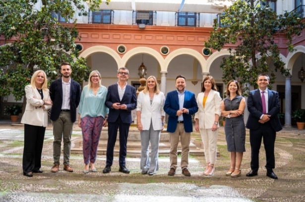 Marifrán Carazo con los presidentes de distrito (AYUNTAMIENTO GRANADA) Marifrán Carazo con los presidentes de distrito (AYUNTAMIENTO GRANADA)
