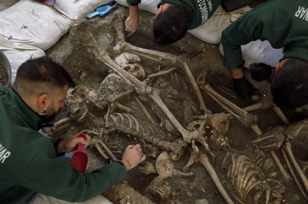 Exhumación de una fosa común en el barranco de Víznar (ÁLEX CÁMARA - EUROPA PRESS)