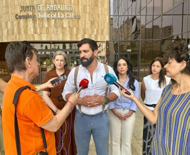 Jacobo Robatto atiende a los medios (VOX) Jacobo Robatto atiende a los medios (VOX)
