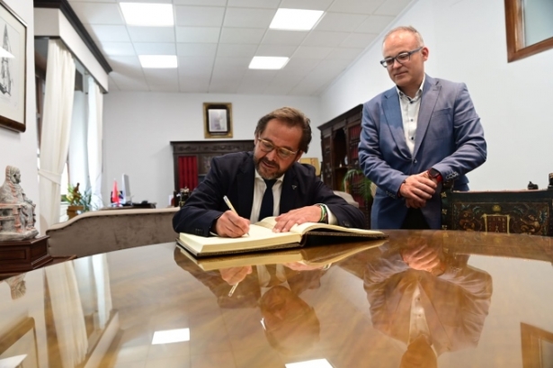 Antonio granados firma en el libro de honor del Ayuntamiento de Baza (JUNTA) Antonio granados firma en el libro de honor del Ayuntamiento de Baza (JUNTA)