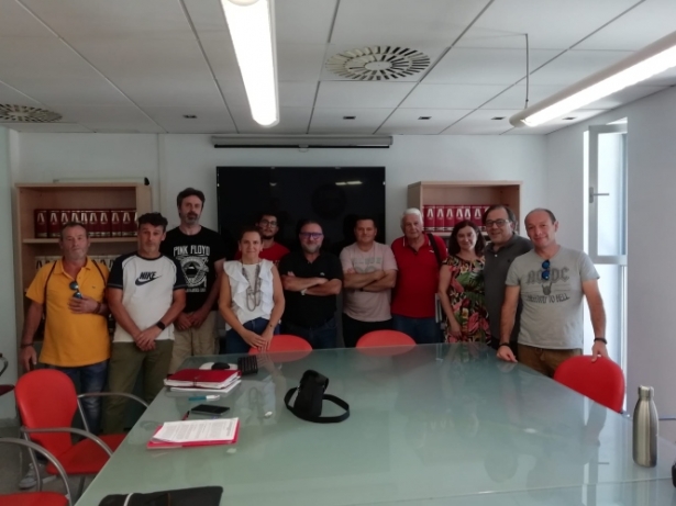 Foto de familia tras la firma del convenio (UGT)