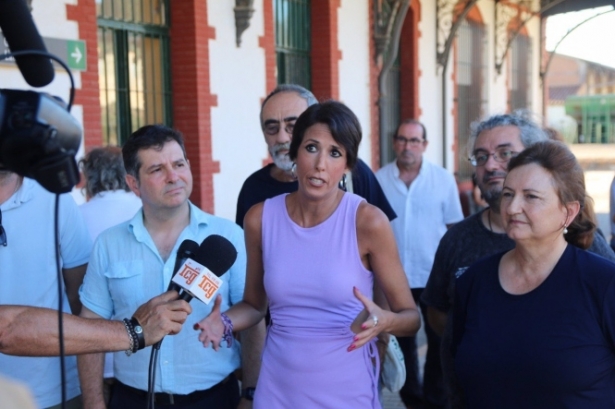 Martina Velarde atiende a los medios. (SUMAR) Martina Velarde atiende a los medios. (SUMAR)