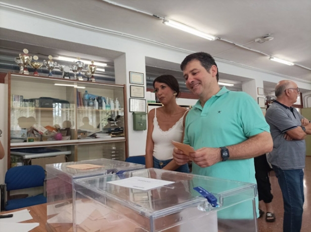 La coordinadora de Podemos en Andalucía, Martina Velarde, en un colegio electoral de Granada junto al número dos de Sumar en la provincia, José Eduardo Muñoz (SUMAR) La coordinadora de Podemos en Andalucía, Martina Velarde, en un colegio electoral de Granada junto al número dos de Sumar en la provincia, José Eduardo Muñoz (SUMAR)