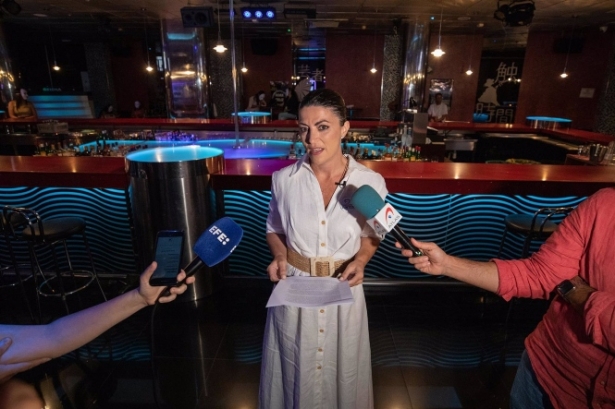 Macarena Olona atiende a los medios de comunicación en el club Geisha (ÁLEX CÁMARA / EUROPA PRESS) Macarena Olona atiende a los medios de comunicación en el club Geisha (ÁLEX CÁMARA / EUROPA PRESS)