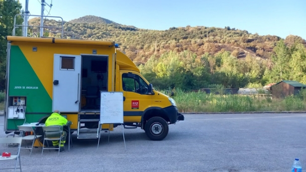 Dispositivo del Infoca desplegado ante un incendio forestal en Pinos Genil (INFOCA)