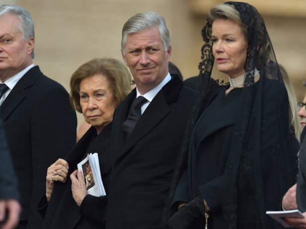 La Reina Sofía, los reyes de Bélgica, Felipe y Matilde, en el funeral del pontífice emérito, Benedicto XVI (STEFANO SPAZIANI / EUROPA PRESS) La Reina Sofía, los reyes de Bélgica, Felipe y Matilde, en el funeral del pontífice emérito, Benedicto XVI (STEFANO SPAZIANI / EUROPA PRESS)