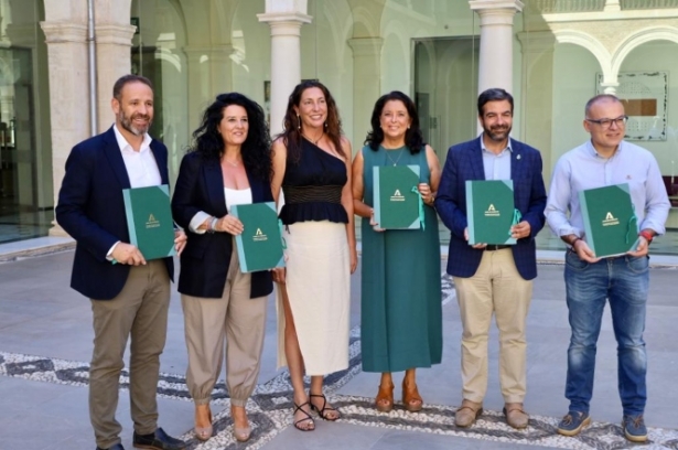 Foto de familia entrega de subveniones innovación social Granada (JUNTA)