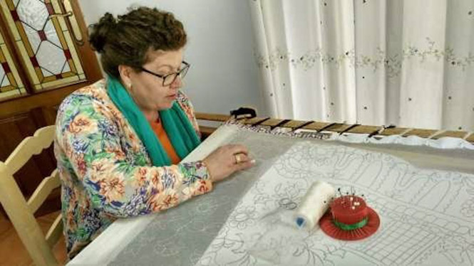 Encarnita Berrio bordando (JUNTA)