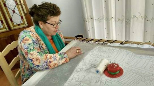 Encarnita Berrio bordando (JUNTA)