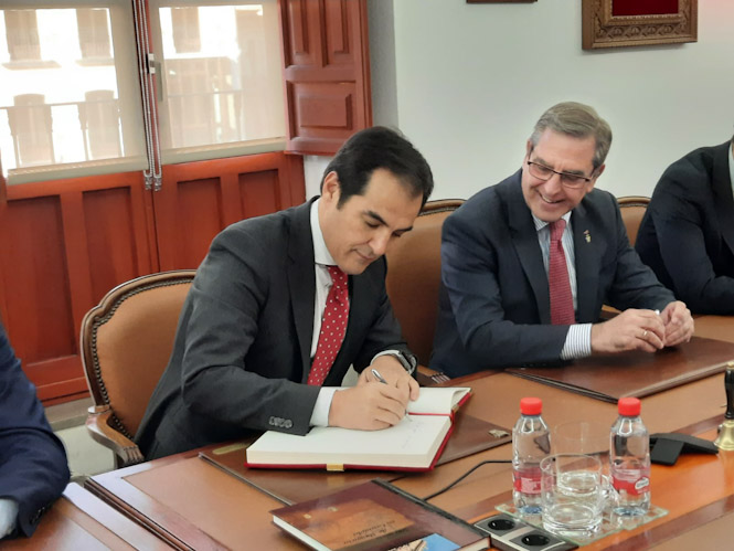 José Antonio Nieto, en el centro en la imagen, en presencia del decano de los abogados de Granada, Leandro Cabrera - JUNTA)(