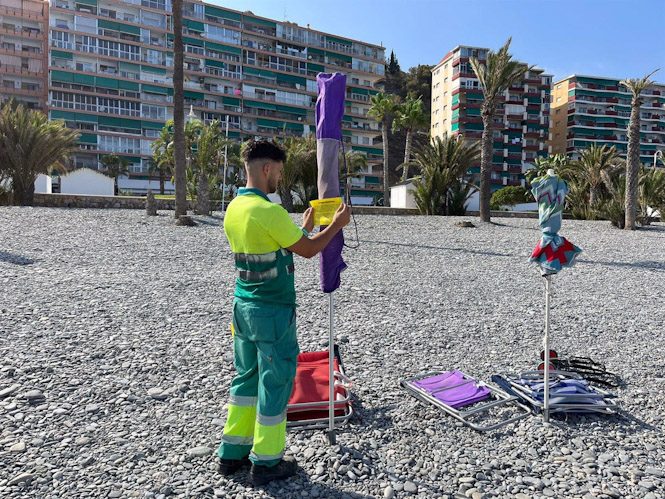 Operario de Playas señaliza sombrillas este pasado fin de semana (AYUNTAMIENTO)