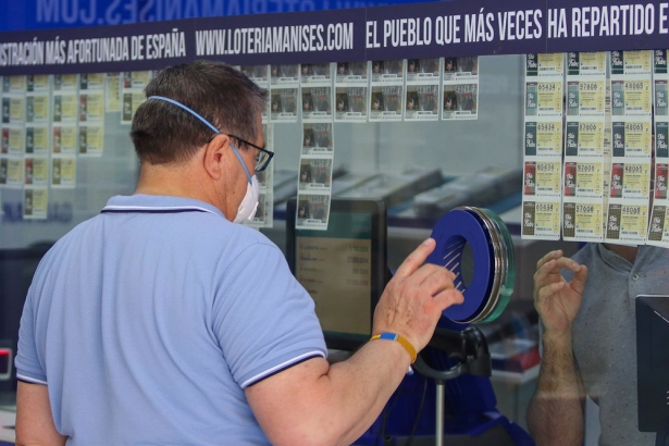 Un hombre compra lotería en una Administración (IVÁN TERRÓN - EUROPA PRESS)