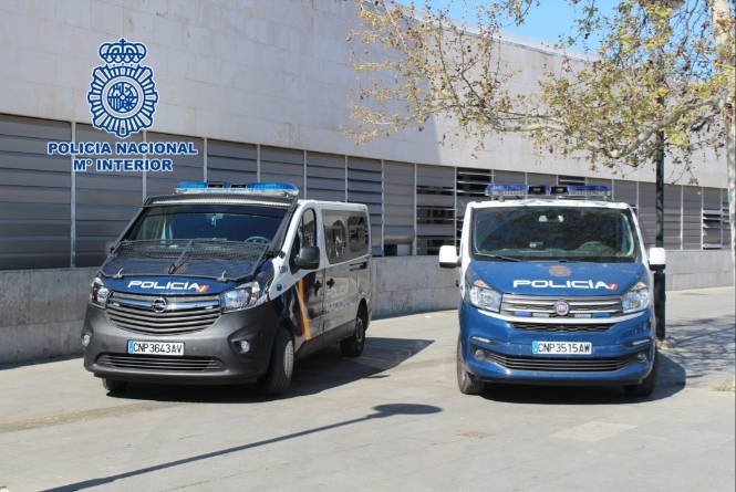 Vehículos de la Policía en la estación de autobuses (POLICÍA NACIONAL) 