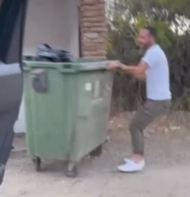 Captura de pantalla del video del vuelco, con el alcalde de Trevélez, Adrián Gallegos (PERFIL DEL PSOE EN LA RED SOCIAL X) Captura de pantalla del video del vuelco, con el alcalde de Trevélez, Adrián Gallegos (PERFIL DEL PSOE EN LA RED SOCIAL X)