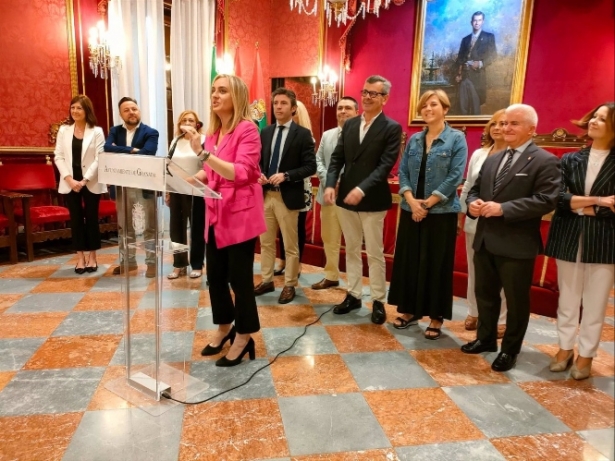 Marifrán Carazo, en imagen de archivo con su equipo en el Ayuntamiento de Granada (EUROPA PRESS) Marifrán Carazo, en imagen de archivo con su equipo en el Ayuntamiento de Granada (EUROPA PRESS)