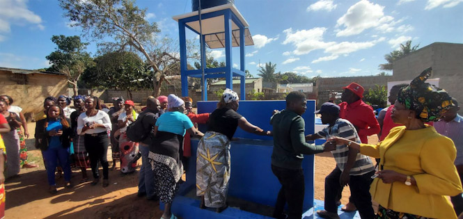 Fuente inaugurada en Mozambique (MADRE CORAJE)