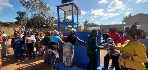 Fuente inaugurada en Mozambique (MADRE CORAJE)