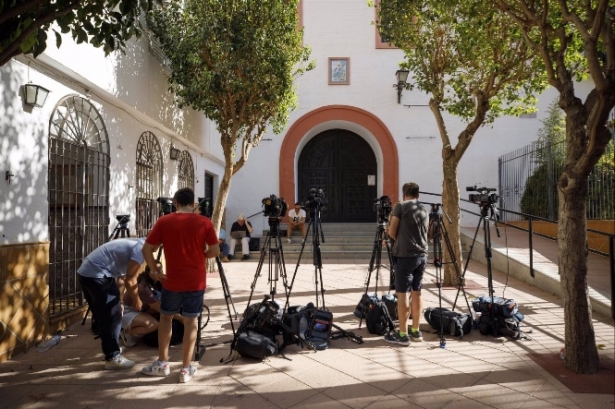 La madre de Luis Rubiales sigue encerrada por segundo día en la iglesia Divina Pastora de Motril. Imagen de la puerta de la parroquia este martes, 29 de agosto (ÁLEX CÁMARA/EUROPA PRESS) 