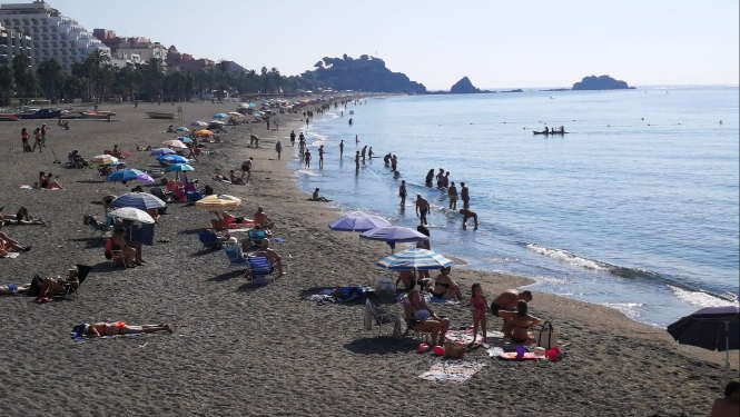 Playa de Almuñécar (Granada), en imagen de archivo (AYUNTAMIENTO DE ALMUÑÉCAR) 
