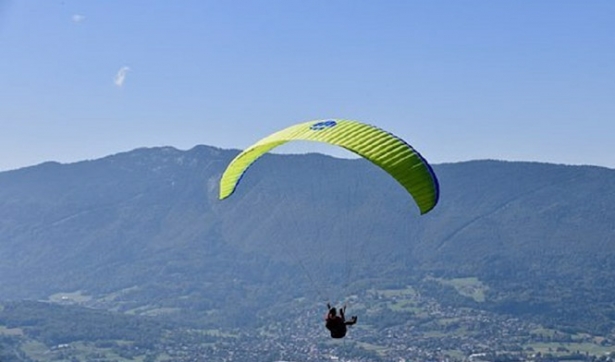 Persona haciendo parapente, en imagen de archivo (EMERGENCIAS 112 ANDALUCÍA)