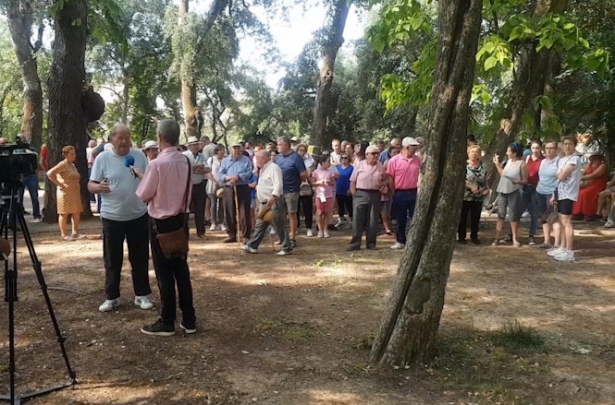 Concentración para pedir ayuda a la CHG para los regantes de Deifontes, el pasado junio (COMUNIDAD DE REGANTES DEL NACIMIENTO) Concentración para pedir ayuda a la CHG para los regantes de Deifontes, el pasado junio (COMUNIDAD DE REGANTES DEL NACIMIENTO)