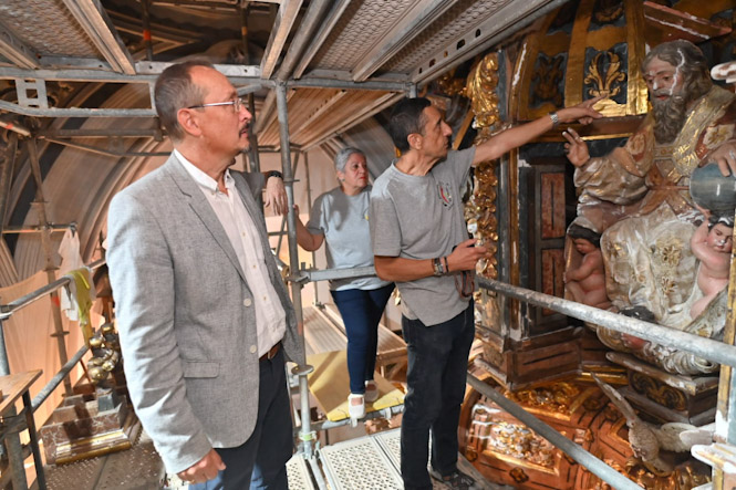 El delegado de cultura ha visitado el retablo (JUNTA)