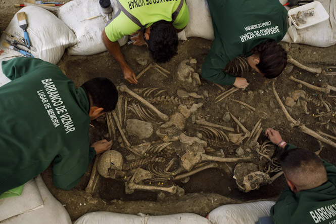 Exhumación de una de las fosas comunes del barranco de Víznar (ÁLEX CÁMARA - EUROPA PRESS)