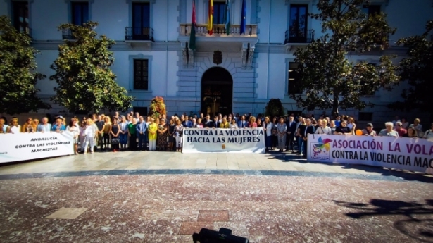 Concentración silenciosa por la última víctima de la violencia machista en Granada (AYUNTAMIENTO DE GRANADA) Concentración silenciosa por la última víctima de la violencia machista en Granada (AYUNTAMIENTO DE GRANADA)