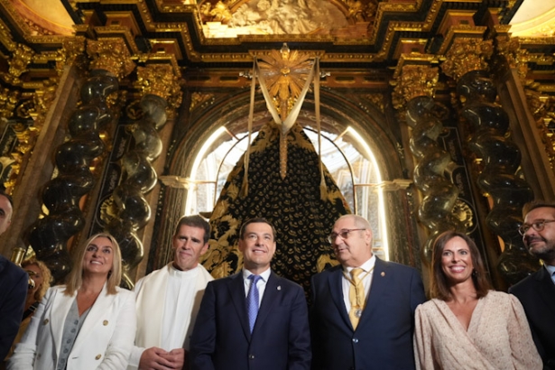 Juanma Moreno en la basílica de la Virgen de las Angustias (JUNTA) Juanma Moreno en la basílica de la Virgen de las Angustias (JUNTA)