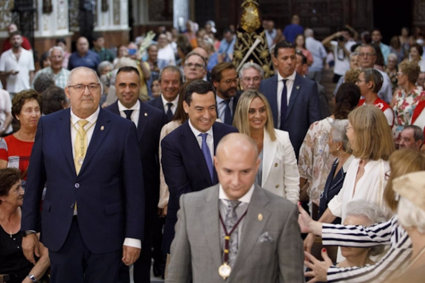 El presidente de la Junta de Andalucía, Juanma Moreno, participa en la ofrenda floral a la Virgen de las Angustias (ÁLEX CÁMARA/EUROPA PRESS) El presidente de la Junta de Andalucía, Juanma Moreno, participa en la ofrenda floral a la Virgen de las Angustias (ÁLEX CÁMARA/EUROPA PRESS)