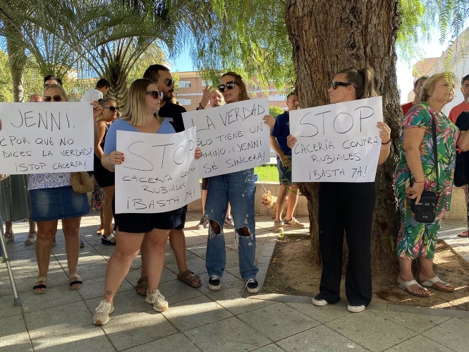 Concentración de familiares y vecinos en la iglesia de la Divina Pastora de Motril en apoyo a Luis Rubiales (EUROPA PRESS)